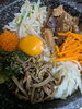 「香ばしいおこげと多彩な具材の旨みが広がる定番の돌솥비빔밥（石焼きビビンパ）」