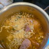 とろけるチーズのコクと旨辛スープが広がる스팸치즈라면（スパムチーズラーメン）