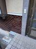 「玄関横のポスト撤去とタイル補修で、すっきりと見栄え良く整いました🚪✨」