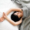 「朝起きると手が上がってる？『バンザイ寝』は首・肩の危険信号！」
