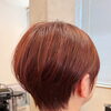 秋の装いに寄り添う赤茶色カラーとすっきり襟足が映えるショートヘアデザイン