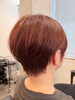 「秋の装いに寄り添う赤茶色カラーとすっきり襟足が映えるショートヘアデザイン」
