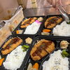 本日の日替わりは食べ応え抜群の「やわらかとんかつ」！手作りお弁当と店内定食をご用意してお待ちしております
