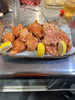 「ジューシーで食べ応え抜群！名物「ジャンボ唐揚げ（ザンギ）」はテイクアウトやお家ごはんにもおすすめです」