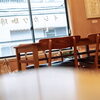 朝6時の焙煎から夜22時まで、木の温もりあふれる空間で楽しむ新鮮な珈琲
