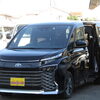 令和5年式 トヨタ ヴォクシー ハイブリッド S-Gが入庫！経済的な走りと大画面ディスプレイオーディオ搭載・走行2.8万キロの注目ミニバン
