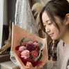 こんなダーズンローズブーケ見たことある？｜特別な記念日に贈るソラフラワー12本の花束