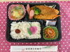 「本日の手作り弁当はエビフライやクリーム煮が嬉しい「洋風弁当」！9時30分より販売いたします」