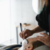 肌を預けて深呼吸できるひとときを。理容師が丁寧な手元で整える「Basic shaving」の安心感