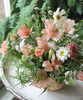 季節の小花を合わせた、自然な動きのあるアレンジメント。「季節の草花を楽しむ、ナチュラルなフラワーアレンジメント」