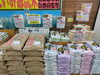 各品種、新米がずらりと陳列された米売場「新米好評販売中！　焼肉千屋牛でごはん大盛無料！」