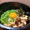朝晩の冷え込みに熱々の一杯を。仕事帰りの身体を温める季節の「石焼ききのこネギ塩ビビンバ」