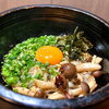朝晩の冷え込みに熱々の一杯を。仕事帰りの身体を温める季節の「石焼ききのこネギ塩ビビンバ」