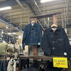 2階古着コーナーに秋物アイテムが続々新入荷！セールも開催中👕🍂【万代書店諏訪店｜クレーンゲーム】