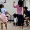 ジャンプしたり、体いっぱいで英語に夢中になる小学低学年クラス