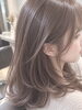 「大人女性の上品さと垢抜け感を叶えるヘアスタイルと髪色選びのポイント」