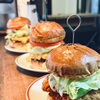 豪快にかぶりつく幸せ！炭火焼きの本格クラフトバーガーをランチ・ディナー・テイクアウトで楽しもう