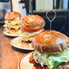 豪快にかぶりつく幸せ！炭火焼きの本格クラフトバーガーをランチ・ディナー・テイクアウトで楽しもう