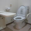 大好評！　この手すりは助かるわぁ！！ 　高住センターから、トイレに幅広の手すりのある老人ホーム見学情報です。