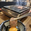 香ばしく焼き上げたお肉を濃厚な卵黄にくぐらせて。秋の夜長に味わう単品自慢の「月見ロース」