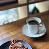 食後にもおすすめの手作りビターチョコチーズケーキ、香ばしいナッツとザクザク食感