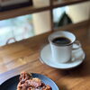 食後にもおすすめの手作りビターチョコチーズケーキ、香ばしいナッツとザクザク食感