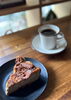 ビターチョコチーズケーキ「食後にもおすすめの手作りビターチョコチーズケーキ、香ばしいナッツとザクザク食感」