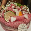 お誕生日のお祝いが続く焼肉きらく！華やかな特製肉ケーキで心に残る特別な一日を