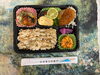 「本日の日替わり手作り弁当は秋の味覚たっぷり「きのこご飯DX」！アジの柚子味噌や手作り惣菜とともに販売いたします」