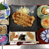 サクサクのとんかつにお刺身や多彩な小鉢が並ぶ家庭的でほっとするランチ定食