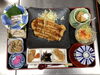 「サクサクのとんかつにお刺身や多彩な小鉢が並ぶ家庭的でほっとするランチ定食」