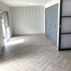 高島平団地のリノベーション事例！アルミ黒縁×樹脂半透明の間仕切3枚扉で目隠しと開放感を両立