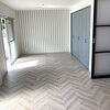 高島平団地のリノベーション事例！アルミ黒縁×樹脂半透明の間仕切3枚扉で目隠しと開放感を両立