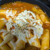 とろけるチーズのコクと旨辛スープが絡み合う치즈 떡볶이（チーズトッポギ）