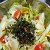 特製ドレッシングの豊かなコクとみずみずしい野菜が調和する조래기 사라다（チョレギサラダ）
