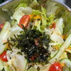 特製ドレッシングの豊かなコクとみずみずしい野菜が調和する조래기 사라다（チョレギサラダ）