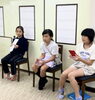鏡で自分の口元を見ながら発音練習「鏡大好き小学高学年女子」