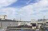 「青空の下で安全第一！屋根裏の断熱材を丁寧に除去しています」