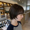 横顔のシルエットまで美しく。襟足の外ハネで魅せる大人のおしゃれショートヘア✂︎✨