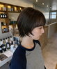 「横顔のシルエットまで美しく。襟足の外ハネで魅せる大人のおしゃれショートヘア✂︎✨」
