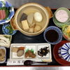 熱々のおでんにお刺身や多彩な小鉢が並ぶ家庭的でほっとする本日の日替わり定食
