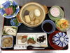 「熱々のおでんにお刺身や多彩な小鉢が並ぶ家庭的でほっとする本日の日替わり定食」