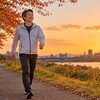 秋の夕方に歩く時間を楽しみたい方へ。外出前に確認したい足首・股関節の動き