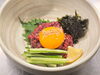 「自家製甘だれとごま油が香る！お肉の旨味を味わう「桜ユッケ」のご紹介」