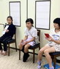 鏡で自分の口元を見ながら発音練習「鏡大好き小学高学年女子」