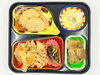 高齢者向け宅配弁当。夕食は野菜と豚肉のカレー炒め。「10/25(日)の夕食は「野菜と豚肉のカレー炒め」」