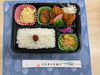 「本日の手作り日替わり弁当は人気ツートップの「唐揚げ＆ハンバーグ」！手作り副菜とともに9時30分より販売いたします」