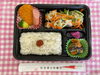 「本日の日替わり手作り弁当はさっぱり甘酢が食欲そそる「魚の南蛮漬け」！手作り副菜3品とともに9時30分より販売いたします」