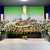 世界に一つだけ、唯一無二の花祭壇。すべての祭壇で色をオーダーできる川崎屋のこだわり