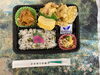 「本日の日替わり手作り弁当は心ほぐれる「おふくろ弁当」！旬の黒枝豆ご飯や手作り惣菜を詰め込み9時30分より販売いたします」